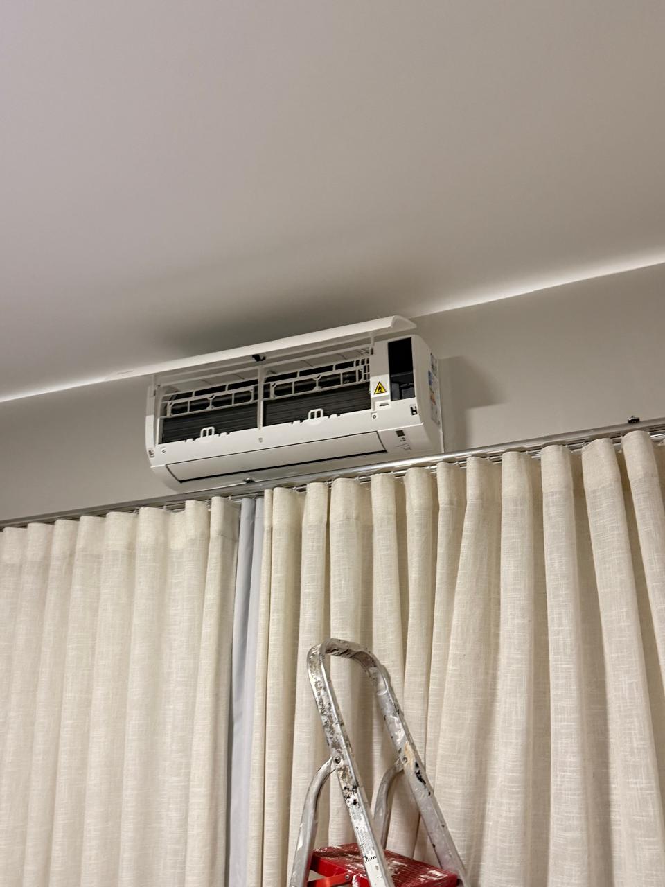 Split hi-wall instalado em sala com acabamento alinhado ao forro